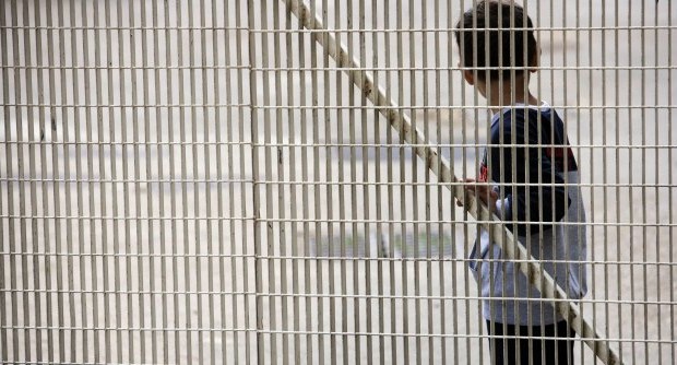 Redazione di Operai Contro, Nuova protesta choc nel Cie di Ponte Galeria, a Roma. Tredici immigrati, tutti marocchini, ieri sera si sono cuciti la bocca per protestare contro le condizioni e i tempi di permanenza nel Cie. Una protesta simile era avvenuta il 21 dicembre scorso, quando dieci magrebini avevano compiuto la stessa azione e avevano iniziato uno sciopero della fame. Dov’è  il deputato del Pd Khalid Chaouki.? Ha guadagnato notorietà sulle spalle e il sangue degli immigrati. Aveva promesso la chiusura dei CIE. Tutte balle Del ministro dell’immigrazione Kyenge ho detto cosa ne penso già altre volte. La pagano 20 mila euro […]
