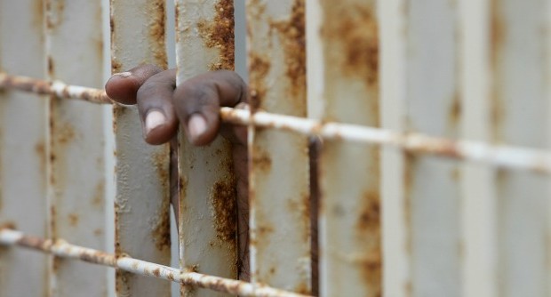 Redazione di Operai Contro, dopo i trasferimenti dal lager di Lampedusa, il governo ci voleva far credere che era tutto risolto. Al peggio non c’è mai fine. I Cie sono più infernali di un carcere e i migranti che lì sono rinchiusi hanno meno garanzie dei detenuti. A metterlo nero su bianco è Francesco Caso, giudice della I Sezione civile del Tribunale di Bari. Lo scrive nell’ordinanza destinata a fare scuola in Italia, quella con cui ha imposto alla presidenza del Consiglio dei Ministri, al ministero dell’Interno e alla prefettura di Bari di eseguire, entro il termine perentorio di 90 giorni, i lavori necessari e indifferibili per garantire condizioni minime […]