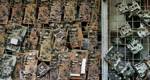 Redazione di operai Contro, A rischio ci sono circa 500 posti di lavoro nel settore dell’elettronica in Italia. La multinazionale statunitense Micron Technologies, si appresta a dichiarare un numero di esuberi pari al 50% del personale in attività in Italia. “Micron ha deliberato il taglio del 5% del personale a livello globale“, spiega Giuseppe Puliafito, della Rsu della sede di Catania. “La società ci ha comunicato che ci saranno degli esuberi, ma non ha specificato la quantità. In azienda però si parla del taglio del 50% del personale in Italia, quindi circa 500 persone”. Nel nostro Paese la società dà lavoro a più di mille persone […]