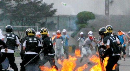 Caro Operai Contro Condivido il chiaro articolo “ La scuola degli operai “ che avete pubblicato l’altro ieri. Bisogna lottare contro i padroni che ci sfruttano, ci licenziano, ed ora ci mandano in rovina. I giovani e quanti non hanno mai lottato devono cominciare a farlo. S’impara a fare la lotta, facendola, come diceva l’articolo in questione. Ci si può anche unire ad altri che lottano contro il governo degli affamatori, esempio i Forconi, avendo ben presente che dato il nemico comune, possono essere diversi gli interessi e gli obbiettivi degli uni e degli altri. Chi invoca la purezza […]