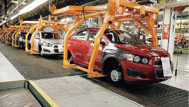 Redazione di Operai Contro, Ecco che se ne fa’ la Fiat degli enormi profitti fatti sulle spalle di generazioni di operai, “comprato” con 4,65 miliardi di euro anche il sindacato uaw in america, che ora garantisce “collaborazione” alle scelte del “management” degli elkann e marchionne (sempre sulle spalle degli operai) di qua’ e di la’ dell’atlantico…GLI OPERAI SI PREPARINO ALLA RISTRUTTURAZIONE CON MIGLIAIA DI LICENZIAMENTI. Un operaio della FIAT di Salvatore Cannavò | 2 gennaio 2014   Gli Agnelli mettono a segno il colpo grosso. Rilevando l’intero capitale della Chrysler, infatti, completano l’avventura americana con un successo. L’accordo con il sindacato americano Uaw, che deteneva, tramite il fondo […]