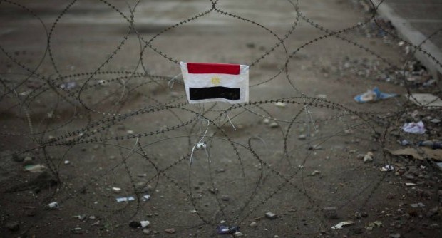 Concorso in associazione terroristica e diffusione di notizie false. Con queste accuse venti giornalisti, tra cui quattro stranieri, dell’emittente Al Jazeera andranno a processo. L’incriminazione è basata sulla decisione del governo egiziano che il mese scorso aveva dichiarato i Fratelli Musulmani un’organizzazione terroristica. Alcuni giorni dopo quattro reporter del canale inglese dell’emittente vicina al movimento islamista vennero arrestati all’hotel Marriott del Cairo. Tra di loro c’è anche il pluripremiato giornalista australiano Peter Greeste e il suo collega di cittadinanza egiziana e canadese Mohammed Fahmi. I nomi dei 20 imputati non sono ancora noti ma questi quattro reporter sarebbero tra gli accusati assieme anche ad altri due cittadini britannici […]