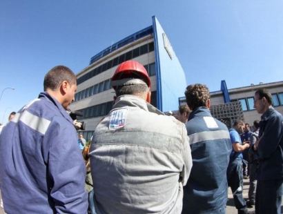 Redazione di Operai Contro, ci costringono a lavorare con la morte sulle spalle. Padroni e sindacati e politici ci hanno costretti ad accettare i contratti di solidarietà per evitare i licenziamenti Padroni e sindacati e politici ci stanno comprimendo come in una pentola a pressione Quando la pressione sarà intollerabile la pentola esploderà Un operaio dell’ILVA di FULVIO COLUCCI TARANTO – L’Ilva e i sindacati riesaminano i contratti di solidarietà firmati lo scorso anno per evitare la cassa integrazione. E spuntano già i primi 1042 esuberi in due punti nevralgici dello stabilimento: l’area ghisa e le acciaierie. In verità […]