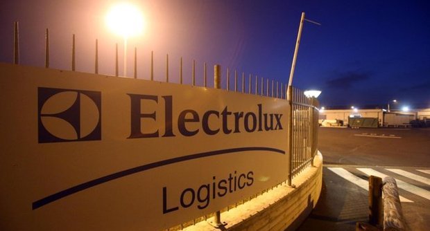 Redazione di operai contro, il modello Electrolux è gia praticato nel Sud I padroni ringraziano i sindacati L’ultimo caso in ordine di tempo arriva da Ischia. I dipendenti della società consortile che gestisce acquedotti e reti fognarie dell’isola hanno accettato – con l’ok dei sindacati – di vedersi tagliare i salari del 30% per un anno. In cambio conserveranno il posto, avendo di fatto contribuito al risanamento dell’azienda, alle prese con i contraccolpi della crisi finanziaria. Il «patto di solidarietà» sottoscritto alla Evi spa – questo il nome della società – si aggiunge agli accordi, molto più consistenti sul […]