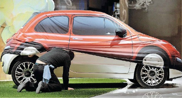 Redazione di Operai Contro, i sindacalisti mazzettari di CGIL-CISL-UIL brindano ai buoni affari della FIAT. Ora aspettano che la FIAT gli raddoppi la mazzetta C’è un ottimo articolo del fatto quotidiano che allego e che spiega bene l’affare. Un operaio della FIAT Mirafiori Il vecchio Gianni Agnelli è rimasto celebre per questa affermazione: “Quello che va bene per la Fiat va bene per l’Italia”. Difficile capire se la frase sia ancora valida. Certamente, a giudicare da quanto avvenuto ieri in Borsa, quello che va bene per la Fiat va bene per i suoi azionisti. Dopol’accordo di capodanno tra l’azienda e il sindacato americano Uaw sull’acquisizione del […]