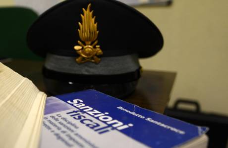 Redazione di Operai Contro, periodicamente la guardia di finanza riscopre l’America. Sottratti a tassazione in Italia 51,9 miliardi nel 2013. Il dato riguarda redditi e ricavi non dichiarati e costi non deducibili scoperti dalla Gdf sul fronte dell’evasione internazionale (15,1 mld), dell’evasione totale (16,1 mld) e di fenomeni evasivi come le frodi carosello, i reati tributari e la piccola evasione (20,7 mld). Nello specifico, sul fronte dell’evasione fiscale internazionale, i finanzieri hanno scoperto ricavi non dichiarati e costi non deducibili per 15,1 miliardi. La maggior parte dei casi scoperti riguarda i cosiddetti “trasferimenti di comodo”, ossia il trasferimento della […]