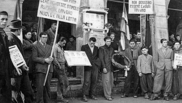 Redazione di Operai Contro, M0DENA 9 GENNAIO 1950 MORTI CHE PARLANO . VIVI CHE SONO MORTI ARTURO 21 ANNI PRESENTE ENNIO 21 ANNI PRESENTE RENZO 21 ANNI PRESENTE ANGELO 30 ANNI PRESENTE ROBERTO 36 ANNI PRESENTE ARTURO 43 ANNI PRESENTE Operai: questi sono i nostri fratelli che sono morti alle FONDERIE RIUNITE ORSI DI MODENA il 9 gennaio 1950. Altri morti ci furono nei mesi successivi a PORTO MARGHERA, PARMA, LENTEL, CELANO ECC.. lottavano contro i licenziamenti, uccisi per mano di polizia e carabinieri appostati sui tetti e di uno “stato democratico e repubblicano appena uscito dalla resistenza”; il […]