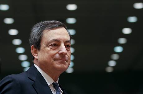 Redazione di Operai Contro, Ieri Draghi, governatore della banca centrale europea (Bce), ha ridotto tutti e tre i tassi sotto il suo controllo. Quello di riferimento, ad esempio, che fissa l’interesse che le banche devono pagare alla Bce per i prestiti ricevuti, è passato da +0,15 a +0,05%. Inoltre ha annunciato che da ottobre la Bce inizierà l’acquisto di Abs (Asset backed securities) dalle banche. Politici, giornalisti, ed economisti italiani salutano con gioia le decisioni prese dalla Bce. La speranza (o l’illusione) è che ciò sia la strada per far uscire l’Italia e l’Europa dalla crisi. Nel 2008 scoprimmo […]
