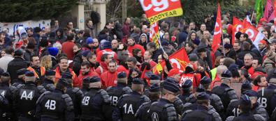 Operai Contro, gli operai dello stabilimento Goodyear di Amiens (nord della Francia), minacciato di chiusura, hanno intrappolato due dirigenti nel loro ufficio, impedendo loro di lasciare l’edificio. La porta dell’ufficio, spiega il giornale, sarebbe stata bloccata con un grosso pneumatico per trattori, di quelli prodotti nella fabbrica. Lo stabilimento di Amiens è da mesi al centro di un’aspra diatriba tra l’azienda e gli operai, già più volte protagonisti di proteste sfociate in disordini. Proprio nella mattinata di lunedì 6i ha riaperto dopo le vacanze di fine anno, in un contesto che, secondo fonti del quotidiano sul posto, era parso […]