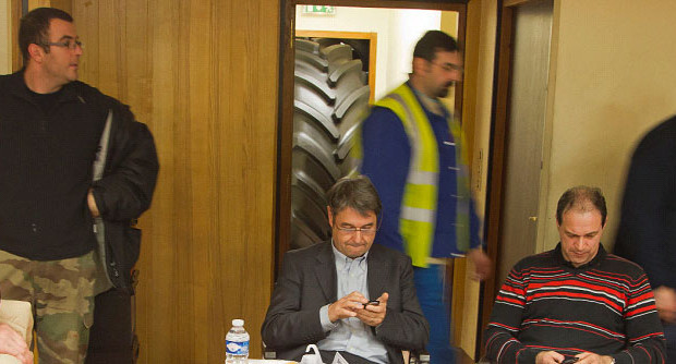 Redazione di Operai Contro, Sono stati rilasciati i due dirigenti di Goodyear sequestrati negli uffici dello stabilimento di Amiens, nel nord della Francia. Secondo la tv locale France 3 Picardie. I due sono usciti scortati dalla polizia, dopo che i rappresentanti sindacali della Cgt, sigla maggioritaria sul sito, avevano chiesto che qualcuno andasse “a prenderli”. Mentre l’auto delle forze dell’ordine si allontanava, gli operaiscandivano lo slogan “i cattivi non siamo noi“. Nello stesso momento, i sindacalisti hanno annunciato l’occupazione dello stabilimento. Continua quindi il braccio di ferro tra gli operai della fabbrica di Amiens e la multinazionale statunitense.   Un operaio