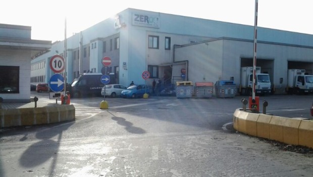 Redazione di Operai Contro, Giriamo il comunichiamo che riceviamo direttamente dai cancelli Granarolo : la foto riporta che un cellulare dei carabinieri che sta caricando il latte !!!!!!!!! come rappresaglia perché venivano ripresi hanno attaccato il picchetto e ora stanno caricando sui cellulari alcuni operai e solidali. Csa Vittoria La polizia prima di fronte al presidio fatto dai lavoratori della Granarola mostra la sua funzione di organismo a servizio dei padroni. Nella fotografia si vede che dopo aver scaricato la truppa atta ad una funzione direttamente repressiva, carica nei propri furgoni il latte della Granarolo in funzione di servizio […]