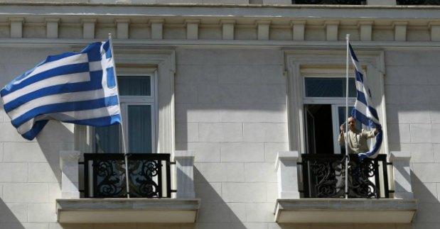 Redazione di operai Contro, Grecia la Lista Lagarde è come la P2 italiana: chi si iscrive poi fa carriera. E’ una delle chiavi di lettura per spiegare la probabilissima nomina a nuovo ministro dell’Economia di Atene di Stavros Papastravrou, potente consigliere economico del premier conservatore Antonis Samaras, ma soprattutto presente in tutti i dossier greci che scottano: dalla lista Lagarde degli illustri evasori che hanno portato in tutto 50 miliardi di euro al calduccio dei cantoni svizzeri allo scandalo Siemens, passando per l’affare Named. Secondo fonti giornalistiche elleniche sarebbe in procinto di sostituire Ioannis Stournaras che sarebbe promosso a presidente della Banca di Grecia, al posto di Giorgios Provopoulos, nel frattempo […]