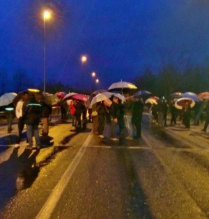 Redazione di Operai Contro, Gli operai protestano con blocchi stradali e sciopero della fame per difendere il posto di lavoro Presidio permanente con sbarramenti di camion e sciopero della fame: così gli operai dell’azienda avicola Gam di Bojano (Cb) stanno protestando da alcuni giorni davanti ai cancelli della fabbrica molisana per difendere il posto di lavoro. Una protesta che ha investito anche il presidente della Regione Molise, Paolo Di Laura Frattura, e l’amministratore delegato dell’azienda, l’ingegnere Nicola Baranello, subissati nel corso di un incandescente confronto sulle sorti dello stabilimento matesino da fischi, insulti e minacce da parte degli operai. […]