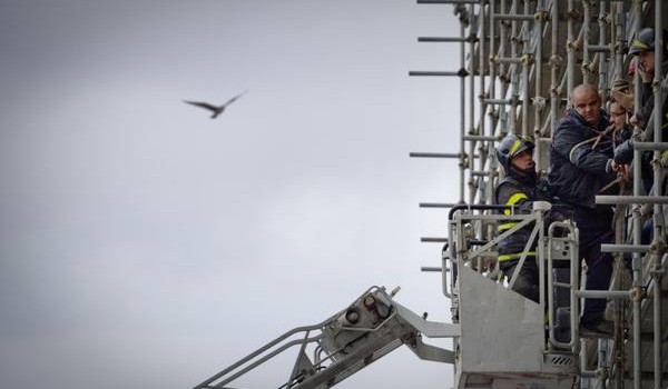 Redazione di Operai Contro, Un gruppo di una quindicina di lavoratori dell’Astir, società in house della Regione Campania che opera nel settore ambientale, è salito sulle impalcature che si trovano in piazza Plebiscito, a Napoli, di fronte alla sede della Prefettura. Altri manifestanti sostano in strada. I lavoratori Astir protestano dopo il licenziamento dei 457 dipendenti da parte della curatela fallimentare della società. Gli operai ricordano che dalla Prefettura era arrivata la disponibilità alla istituzione immediata di un tavolo con curatela fallimentare e Regione per trovare una soluzione alla vertenza ma al momento si lamenta l’assenza di interlocutori istituzionali. […]