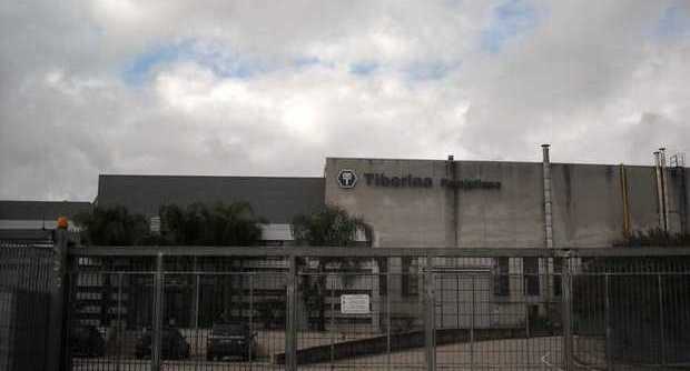 Redazione di Operai Contro,  La Panda made in Pomigliano è l’automobile più venduta in Italia ma i numeri positivi non sono sufficienti a garantire tutti. E’ un dramma che si sta consumando nello stabilimento pomiglianese della umbra Tiberina, azienda dell’indotto Fiat, che ha dichiarato l’avvio di 50 licenziamenti sui circa 100 addetti.Alla cattiva notizia ieri notte una ventina di operai si sono asserragliati nella fabbrica e da lì non si sono più mossi.   Hanno dormito, si fa per dire, nel capannone centrale della fabbrica presidiandola e sono decisi a non mollarla finche’ i licenziamenti non saranno ritirati.   Le […]