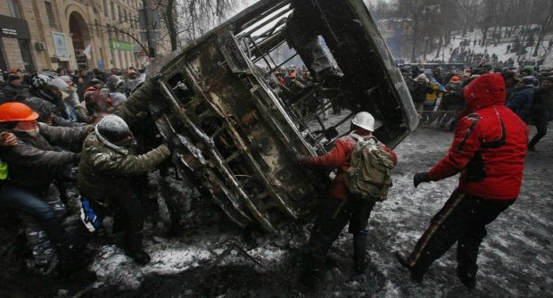 Monta la protesta in Ucraina. A Kiev sono esplosi violenti scontri tra manifestanti anti-governativi e forze di sicurezza nella strada che porta ai palazzi del potere. I primi hanno bersagliato gli agenti con sassi e bottiglie incendiarie e la polizia ha risposto con il lancio di lacrimogeni e quindi ha caricato la folla, sfondando le barricate. “Sono cinque i manifestanti dell’opposizione uccisi oggi a Kiev negli scontri con la polizia”, afferma il coordinatore del centro medico dei contestatori, Oleg Musiy, mentre “circa 300 persone sono state ferite”. Una delle vittime, riferiscono i medici al presidio sul luogo delle proteste, è stata raggiunta daquattro proiettili, mentre […]