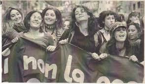 (per il dibattito) Uno dei motivi dei detrattori per una società egalitaria è l’incompatibilità di questa struttura sociale con la natura umana. Secondo questi opinionisti, una delle ragioni della definitiva vittoria del capitalismo sul comunismo, è dovuta: “alla maggiore compatibilità del primo con la natura umana: l’uomo tende ad essere spontaneamente egoista, individualista ed egocentrico, allora una società che si fonda sulla solidarietà e la collaborazione tra gli individui che la compongono non potrà mai essere creata, non potrebbe funzionare. È contro la natura umana, la storia l’ha dimostrato in modo definitivo, inutile sprecare energie in questo senso. Il […]