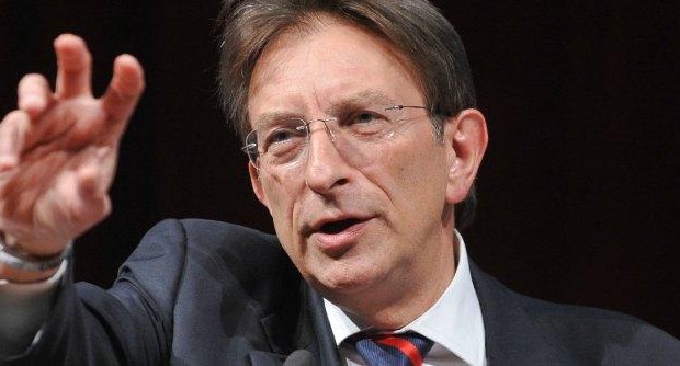 Redazione di Operai Contro, Due sono le cose sicure dell’Aquila: – il sindaco Cialente minaccia di dimettersi, ma non si dimette – la ricostruzione è un buon affare per politici e padroni Concluso il primo mandato (quinquennio 2007-2012), Cialente fu rieletto nel maggio 2012 alballottaggio, con il 59,20% dei voti. Solo un mese dopo una nuova minaccia: “Se Chiodi (presidente della Regione Abruzzo) rimane come commissario per la ricostruzione vado via io”. A maggio 2013, sempre per il mancato arrivo dei fondi per la ricostruzione, la clamorosa protesta – con minaccia di dimissioni – della fascia tricolore rispedita al Quirinale e […]