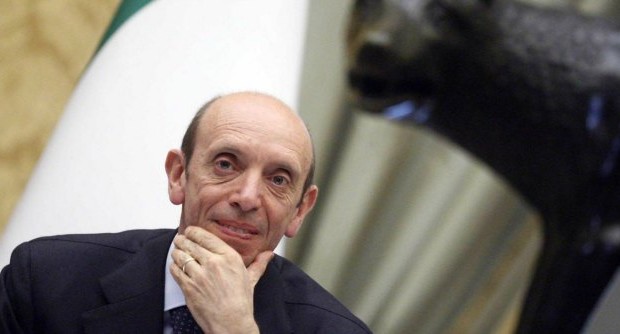 Ha un buon maestro la consorte di Antonio Mastrapasqua, il presidente dell’Inps al centro dell’indagine della procura di Roma per uno dei suoi numerosi incarichi. La moglie, Maria Giovanna Basile, di professione commercialista ha accumulato “20 poltrone”, come spiega il quotidiano Repubblica. Dalla Rai ad alcune aziende sanitarie fiorentine e romane. Settore di attività che condivide con il marito, che è anche direttore generale dell’ospedale Israelitico della Capitale. Secondo i pm Maria Cristina Palaia e Sabrina Calabretta, sarebbe responsabile di cartelle cliniche truccate e fatture gonfiate per un giro di circa 80 milioni di euro. Degli incarichi di Lady Mastrapasqua aveva chiesto conto Elio Iannutti, […]