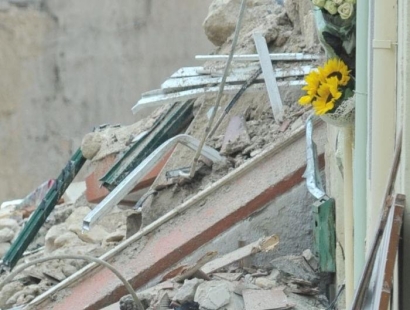 Redazione di Operai Contro, vi invio un articolo della gazzetta del mezzogiorno. Facciamola finita con la casualità e l’imprevedibile. Oltre lo stato le amministrazioni sono degli assassini di EMILIO OLIVA MATERA – È stato recuperato l’altra notte, intorno alle 2.30, il corpo di Antonella Favale, 31 anni, di Policoro, l’unica vittima del crollo di una palazzina di tre piani in vico Piave, una zona a ridosso dei Sassi. Era incastrato sotto due travi, una delle quali le imprigionava le caviglie. La donna, che lavorava a Matera in un Centro diurno per disabili mentali, sarebbe morta sul colpo. La salma […]