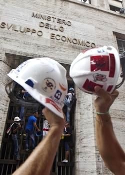 Redazione di Operai Contro, http://perlalottacontinua.iobloggo.com/ Con l’inizio del nuovo anno come programmato parte il progetto della multinazionale ungherese MOL di acquisizione e conversione del polo produttivo di Mantova dove sorge la raffineria petrolifera IES di proprietà del gruppo ENI. E’ infatti scaduta il 31 dicembre la convenzione per il trasporto e la lavorazione di greggio da Porto Marghera (Venezia) al capoluogo lombardo; la multinazionale magiara ha così via libera per trasformare l’area in un approdo di tipo logistico dove stoccare e procedere alla distribuzione di prodotti finiti. In sintesi, la notte del 20 dicembre sindacati e padronato fanno il regalo di Natale ad oltre 400 operai, firmando un accordo fatto di inviti […]