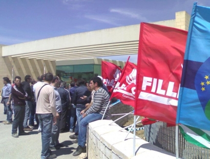 Redazione di Operai Contro, il gruppo industriale ha siglato un accordo con i sindacati per ridurre l’impatto giungendo, alla fine, ad abbattere i 1.726 esuberi dichiarati ricollocando 200 lavoratori in azienda, mandandone 600 in mobilità volontaria, facendone assumere 500 (che arriveranno a 700 nel 2018) in una newco, con il rientro di produzioni dalla Romania, destinandone 150 alla realizzazione di componentistica d’arredo e altri 150 in nuove società specializzate. Una bella presa in giro degli operai Un operaio della natuzzi