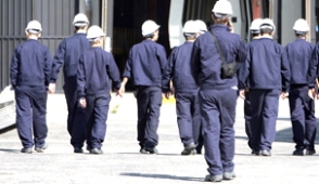 Redazione di Operai Contro, in Italia i capi ( Renzi e Berlusconi) delle due più grandi bande di gangster fanno gli accordi per spartirsi la torta. Noi operai facciamo la fame L’Italia è il Paese che ha conosciuto dal 2008 il declino più elevato della situazione sociale di chi lavora: oltre il 12% degli occupati non riesce a vivere del suo salario. Solo Romania e Grecia fanno peggio (oltre il 14%) ma la loro situazione era grave già nel 2008: lo afferma lo studio Ue sull’occupazione. “Dal 2010 gli stipendi delle famiglie in Ue sono diminuiti, e i cali […]