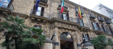 Redazione di Operai Contro, i partiti sono peggiori della mafia, chiedono il pizzo su tutto. Mentre la Guardia di Finanza passa le carte sulle «spese pazze» dell’assemblea regionale Siciliana alla Corte di conti per capire se nel pasticcio dei 10 milioni di euro spesi da 97 deputati in borse e cravatte, gioielli, vini e caffè, si configuri un danno erariale, fra le pieghe della Finanziaria appena approvata, emerge uno «scandalo» denunciato dai grillini che, in tempi di spending review, accusano tutti i partiti di avere appena aumentato lo stipendio ai capigruppo di 1.160 euro lordi al mese. E in […]