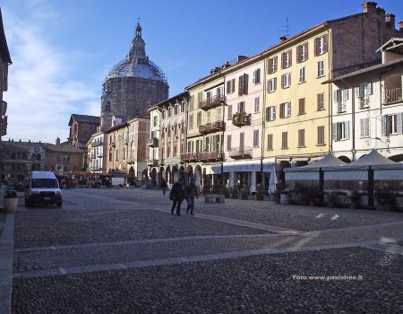 Redazione di Operai Contro, Buon anno ai rappresentanti delle Istituzioni con il marito nominato nell’indagine antimafia “Infinito” che ha portato in carcere circa 300 persone, tra cui a Pavia il direttore della ASL Carlo Chiriaco ed i capi della “locale” di Pavia Pino Neri e Cosimo Barranca. Buon anno agli Enti pubblici della sanità pavese che lavorano appaltando (E PAGANDO CON SOLDI PUBBLICI) servizi a plurindagati, segnalati dalla Commissione Parlamentare Antimafia già dal 2006 e sotto NUOVO processo da marzo. Buon anno a sindaco, assessori, sceriffi ed altri ameni personaggi a cena con i boss della ‘ndrangheta per avere […]