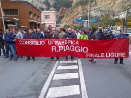 Inviamo qui di seguito per Vs. conoscenza ed eventuale pubblicazione il comunicato dei delegati FIOM PIAGGIO. Con la solidarietà si sfrutta meglio! Nell’incontro che si è avuto martedì, il responsabile del personale 2 R, senza giri di parole e senza imbarazzo, con toni al limite del provocatorio, ha detto che la Piaggio, ha deciso di mantenere in solidarietà diversi lavoratori, nonostante sulla loro linea e sulla loro postazione si lavori regolarmente da lunedì 18, perché meno produttivi di altri. Per l’azienda chi ha problemi di salute, risultando meno produttivo, deve pagare le dovute conseguenze: in questo caso stare a […]