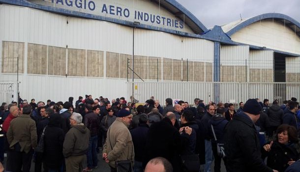 Redazione di operai Contro, 165 esuberi previsti da Piaggio Aero Industries in Liguria, 117 a Genova e 48 a Finale Ligure, Altro che ripresa. Riprendono solo i licenziamenti. La protesta per le strade di Genova Si è concluso intorno alle 12.30 lo sciopero, con un corteo che ha bloccato le strade della zona, dei lavoratori della Piaggio Aero Industries di Sestri Ponente, ora rientrati nello stabilimento. I 500 dipendenti erano scesi in strada questa mattina verso le 10, dopo oltre un’ora di assemblea, contro il piano di salvataggio aziendale da 190 milioni. Manifestavano contro le misure annunciate ieri nell’incontro con […]