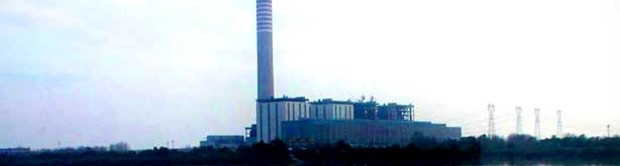 Redazione di Operai Contro, lo stato dei padroni per difendere i profitti ci condanna a morte. Due aziende sanitarie distanti nemmeno 30 km, Rovigo e Adria. Nel giro di 10 anni però, dal 1987 al 2007, la mortalità nei comuni dei due distretti sanitari sembra aver preso strade diverse. Da una parte risparmia e dall’altra colpisce: sotto il distretto sanitario di Adria – riferimento per la popolazione del Polesine su cui insiste la centrale di Porto Tolle  – la mortalità assoluta maschileregistra un aumento del 2,6% contro un calo del 6,2% nel distretto di Rovigo; quella femminile +19,2 contro un +10,2%. Su questo divario la procura di Adria, […]