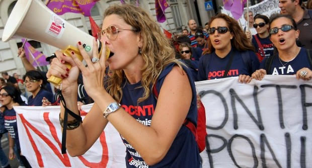 Redazione di Operai contro, nel 2014 è iniziata la ripresa. La ripresa delle menzogne del governo e la ripresa della dfisoccupazione. La disoccupazione giovanile continua a crescere, battendo un record dopo l’altro. Il tasso rilevato dai dati provvisori dell’Istat ha toccato il 41,6% in aumento di 0,2 punti rispetto a ottobre (dato rivisto al rialzo al 41,4%) e di quattro punti rispetto a novembre 2012: si tratta della cifra più alta dall’inizio delle serie storiche, ovvero dal 1977. Ma non sono solo gli under 24 a soffrire la mancanza di lavoro: i dati Inps parlano di una marcata crescita (+32,5%) delle domande di disoccupazione rispetto al 2012. Tra gennaio e novembre 2013, […]