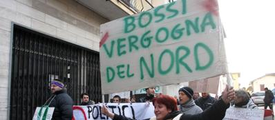 Redazione di Operai Contro, ieri si è svolta una manifestazione a Gemonio sotto la casa del ladrone Bossi. “Tale padre, tale figlio”: il cartello irridente era rivolto contro Umberto e Renzo Bossi. Ed era forse il più colorito, questa mattina, quando il Movimento 9 dicembre – i forconi – ha iniziato un presidio in piazza della Vittoria, nel centro storico di Gemonio, a pochi metri dalla casa dell’onorevole Umberto Bossi. Gli slogan erano contro il fondatore della Lega Nord e la sua famiglia, equiparati dai manifestanti a simbolo della politica romana e dei «politici di professione». Ci chiamano fascisti […]