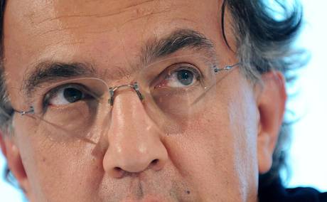 Redazione di Operai Contro, Marchionne è un uomo d’onore. Marchionne promette “Tutti i lavoratori” degli stabilimenti italiani rientreranno dalla cassa integrazione.” Lo afferma l’ad Sergio Marchionne nell’intervista a Repubblica. Gli operai dell’Alfa di Pomigliano ne sanno qualcosa delle promesse di Marchionne. “Non sono preoccupato proprio no”. Così l’ad di Fiat risponde al direttore di Repubblica, Ezio Mauro, in una lunga intervista a proposito dell’indebitamento del gruppo dopo l’operazione Chrysler. Preoccupati sono gli operai di Cassino Intanto i sindacalisti mazzettari di FIOM-FIM-UILM intascano le mazzette e applaudono le promesse di Marchionne. Un Operaio della FIAT Mirafiori