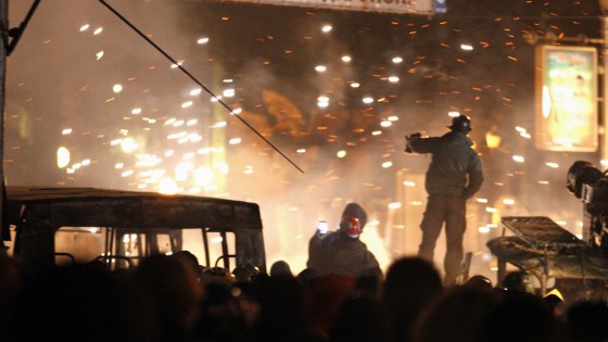 Redazione di Operai Contro, le proteste in Ucraina non son più pacifiche Gli scontri continuano e i feriti finora sono circa 200, di cui 103 ricoverati in ospedale: 42 dimostranti e 61 agenti. E a questi si aggiungono almeno 26 giornalisti. La polizia ha inoltre arrestato 31 persone. I manifestanti continuano a lanciare molotov e pietre da dietro le barricate messe su alla bell’e meglio e gli agenti rispondono con i lacrimogeni. Ma i dimostranti adesso sparano contro gli agenti anche fuochi d’artificio: colorati, ma di certo non innocui. E hanno anche una nuova arma: una catapulta in legno. I […]