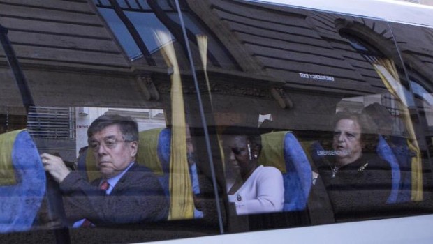 Caro Direttore “Lo spread scende, l’Italia può ripartire” dice il capo del governo Enrico Letta. Ripartire? Quante volte abbiamo sentito questa storiella da Letta e dai suoi predecessori? Ogni volta sono andati aiuti alle banche, alle lobby amiche di padroni e faccendieri di ogni grado e risma. Per gli operai e poveri cristi sempre peggio. Ma perché dobbiamo continuare a farci prendere in giro con la favoletta che salvando l’Italia salveremmo i nostri interessi? Ci stanno riducendo alla fame. E’ ora che il nostro metro di misura ed il nostro agire cambi. Saluti da un operaio in pensione.