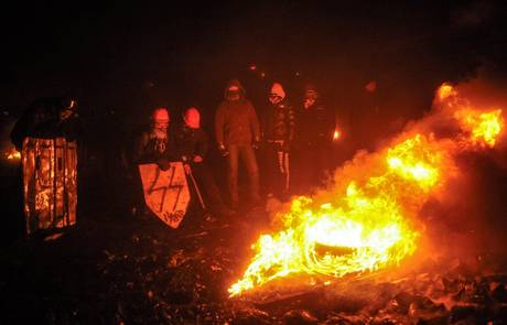 Redazione di operai Contro, Sono ricominciati nella notte gli scontri a Kiev fra polizia e manifestanti dell’opposizione, intorno a mezzanotte e mezza ora locale I manifestanti antigovernativi ucraini hanno occupato a Kiev il palazzo del ministero dell’Agricoltura, ad appena 100 metri da piazza Indipendenza (Maidan Nezalezhnosti), Si allarga la protesta anti-governativa in Ucraina: ieri sera erano 5 i consigli regionali nelle regioni occidentali e centrali del Paese presi d’assalto dai manifestanti, a Leopoli, Rivne, Ternopil, Khmelnytsky e Cherkassy (quest’ultimo poi riconquistato dalla polizia). Ed oggi già si costruiscono barricate intorno agli edifici occupati a Lviv e Rovno, riferisce l’agenzia […]