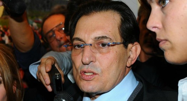 Redazione di Operai Contro, negli ultimi tempi il presidente della Regione Sicilia fa la spola da Roma, gli incontri con il Presidente del Consiglio Letta si susseguono freneticamente, le gatte da pelare sono tante e vanno condivise! Il commissario dello stato, infatti, ha rigettato quasi interamente la finanziaria della Regione a statuto speciale, una storica e sonora bocciatura. All’appello mancano circa cinque cento milioni di Euro, sono a rischio gli stipendi di circa 26000 dipendenti regionali, tra forestali e precari, gli anelli più deboli del sistema. I proventi per le elite politiche e amministrativa regionali, invece, sono al sicuro, […]