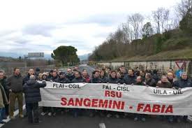 Redazione di Operai Contro Secondo quanto deciso ieri dal Tribunale di Terni saranno riassorbiti, dei 136 lavoratori, solo poco più della metà, ossia 50 a tempo indeterminato e 20 a tempo determinato. La risposta degli operai alla notizia è stata immediata : sciopero e manifestazione con blocco stradale. Gli operai hanno perciò deciso di uscire dalla fabbrica, in maniera spontanea, e hanno bloccato la circolazione sulla E45  in direzione Roma, vicino l’uscita San Gemini Nord. Poi sono tornati all’interno dello stabilimento. Al loro fianco i sindacati, con le sigle di categoria Flai Cgil, Fai Cisl e Uila Uil. Gli operai […]