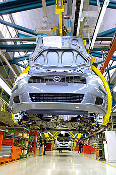 Redazione di Operai Contro, l’operaio fu licenziato per una sigaretta dalla Sata, oggi Fca-Sata di Melfi, e reintegrato a titolo definitivo dalla Cassazione dopo 15 anni. Non è una balla. E’ accaduto a un operaio di Foggia. Luigi Carnevale aveva allora 35 anni, oggi 50. Luigi Nicola Carnevale, nel giugno del 2002 si vide recapitare una lettera di contestazione per “aver fumato durante l’attività lavorativa”, “aver reso una prestazione lavorativa non conforme alle istruzioni ricevute ed essere inciampato in un pallet procurandosi volontariamente un infortunio”. Nel 2014 la Corte d’appello di Potenza aveva smontato il provvedimento adottato nei suoi […]