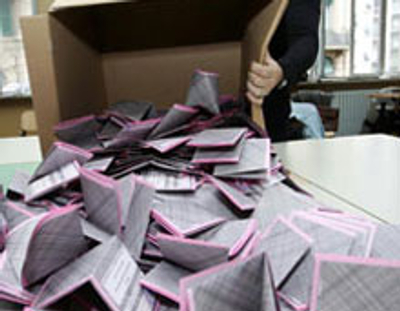 Caro Operai Contro Per fare la nuova legge elettorale, Renzi vuole incontrarsi prima di tutto con Berlusconi e concordarla con lui. Non riesce però a convincere tutto il Pd, di cui è segretario, sul perché ci voglia l’accordo preventivo con Berlusconi e poi, se Renzi lo vorrà, anche con i segretari degli altri partiti. Letta contrappone a Renzi che “La legge elettorale devi farla a partire dalla maggioranza di governo”. Alfano per il Nuovo centro destra sbotta che: “non è più disponibile ad apparire come l’ultimo dei mohicani che difende il governo Letta, mentre il segretario del Pd continua […]