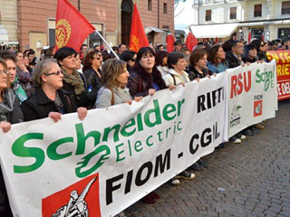 Caro Operai ControGli operai della Schneider Electric di Rieti, questa mattina hanno occupato la fabbrica, trattenendo all’interno dello stabilimento il capo del personale. Prima risposta alla decisione dell’azienda che l’altro giorno in un incontro al ministero dello Sviluppo economico, ha comunicato il blocco della produzione dal 31 marzo prossimo e la chiusura della fabbrica a giugno. La vertenza della Schneider Electric di Rieti va avanti da mesi. L’occupazione di questa mattina segna la determinazione di questi operai, che non vogliono neanche prendere in considerazione l’idea di essere licenziati, con l’azienda che macina profitti, ha i conti in attivo e […]