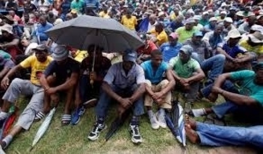 Venerdì, 24 Gennaio 2014 12:15  Redazione Contropiano Decine di migliaia di lavoratori sono entrati in sciopero bloccando l’estrazione del platino nelle miniere delle tre maggiori multinazionali del settore: Anglo American Platinum, Impala e Lonmin Lo sciopero è il più imponente dal 2012. Stando all’Association of Mineworkers and Construction Union (Amcu), il sindacato che ha promosso l’iniziativa di protesta, allo sciopero potrebbero partecipare 70.000 lavoratori. Le miniere interessate dall’agitazione si trovano nel bacino minerario di Rustenburg, nella Provincia nord-occidentale. Migliaia di lavoratori hanno partecipato a un’assemblea in uno stadio a Marikana, località in cui nel 2012 la polizia sparò con le armi […]