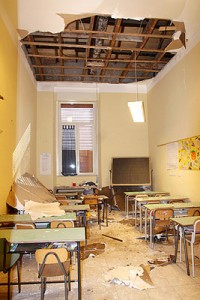 Caro Operai Contro, 70 scuole a rischio perché troppo sporche. 2 sono già chiuse , mille bambini a casa. La Manutencoop, la stessa azienda che citavate ieri nell’articolo “Ridotti in schiavitù”, non solo a Roma ma anche a Venezia, impone drastiche condizioni di sfruttamento, pretende lo stesso lavoro in meno ore. ed inoltre non contenta, pur di “risparmiare”, ha tagliato anche il detersivo per la pulizia nelle scuole come denunciano gli operai delle pulizie: “ Ci hanno ridotto le ore e tolto i detersivi, puliamo i wc con getti d’acqua “ “La situazione oltre i limiti della tollerabilità”, denuncia […]