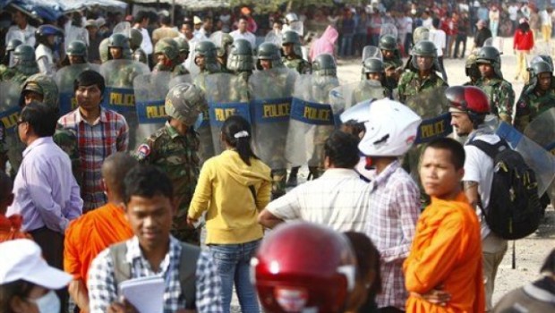 Redazione di Operai  Contro, La polizia militare della Cambogia ha aperto oggi il fuoco a Phnom Penh su una manifestazione di operai tessili, Tre operai morti e molti feriti. Gli operai da settimane protestano per chiedere un aumento dei salari. Cambiano le nazioni, passano gli anni, ma la storia è sempre la stessa. Secondo Chan Soveth del gruppo locale per i diritti umani Adhoc, 10 lavoratori sono stati gravemente feriti. Gli agenti hanno aperto il fuoco per contrastare l’avanzata dei dimostranti, armati di sassi, bastoni e alcune bombe molotov. Gli operai sono in protesta da dicembre per ottenere un […]