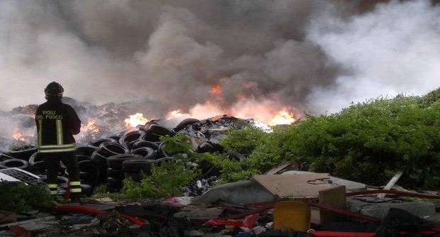 Redazione di Operai Contro, La popolazione della terra dei fuochi è stata condannata a morte dallo stato dei padroni. Gli esecutori della condanna a morte sono i politici e gli amministratori della repubblica dei padroni. Il boia, i camorristi legati ai politici e agli amministratori. Il cardinale di Napoli, Crescenzio Sepe, e i vescovi delle diocesi della Terra dei fuochi definiscono “ la condanna a morte” come dramma umanitario. Ma quale dramma umanitario. I vescovi vogliono salvare il culo ai politici e agli amministratori locali. I porporati hanno scritto una lettera aperta alle istituzioni locali: “Fate presto, sentiamo il dovere di dire […]