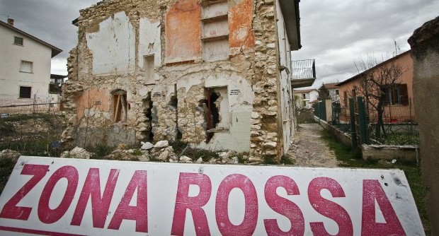 Redazione di Operai Contro, La magistratura dell’Aquila va premiata. La magistratura ha assolto subito politi, amministratori e costruttori. La magistratura ha individuato come colpevole il Signor terremoto. Tutt’ora ricercato da polizia e carabinieri. E’ sua la colpa del mllantato credito, corruzione, falsità materiale ed ideologica ed appropriazione indebita. Sono queste le accuse che hanno portato la polizia de L’Aquila all’arresto di quattro persone nell’ambito di un’indagine sulla ricostruzione del post terremoto in Abruzzo. Nell’inchiesta risultano indagate otto persone, tra cui il vicesindaco del capoluogo abruzzese Roberto Riga, all’epoca dei fatti assessore all’urbanistica, che ha rassegnato le dimissioni. “Mi tiro da parte come ruolo di vice sindaco e assessore”, ha fatto […]