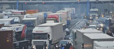 Redazione di Operai contro, Comincia oggi con la protesta leghista ai caselli il gennaio caldo delle autostrade. E solo l’inizio di una battaglia che vedrà come protagonisti il governo, i partiti d’opposizione, le associazioni tradizionali dell’autotrasporto e gli ormai immancabili Forconi. A dicembre, infatti, sembrava che con il flop della manifestazione romana convocata da Danilo Calvani l’emergenza-piazze fosse finita e invece i rincari autostradali hanno rimesso in moto il convoglio. Con una novità sostanziale: mentre prima di Natale a sminare il pericolo Forconi erano state le associazioni dei proprietari di Tir raggruppate in Unatras, ora da questo mondo partono invece […]