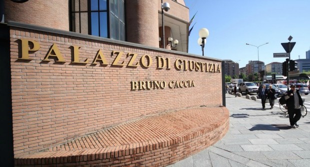 Redazione di Operai Contro, tutta l’Italia è come il Piemonte. Gli amministratori sono scelti perché sono dei criminali Se ne sono dovuti accorgere anche i giudici di Torino T’invio un articolo Un No TAV non sono gli ‘ndranghetisti quelli che stupiscono il giudice, ma i politici scesi a patti con loro. Sono spregiudicati, non guardano alla “res publica”, ma solo ai voti ricevuti che ricambiano con la spartizione di cariche. Lo si legge nelle motivazioni del processo abbreviato “Colpo di coda”, concluso a Torino con la condanna di sei affiliati alle cosche di ‘ndrangheta di Chivasso (Torino) eLivorno Ferraris (Vercelli). L’indagine dei pm Monica Abbatecola e […]